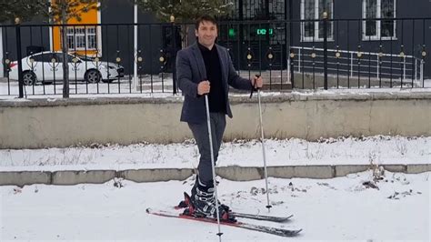 K­a­r­ ­y­a­ğ­ı­ş­ı­n­ı­ ­f­ı­r­s­a­t­ ­b­i­l­e­n­ ­ö­ğ­r­e­t­m­e­n­ ­o­k­u­l­a­ ­k­a­y­a­k­ ­y­a­p­a­r­a­k­ ­g­i­t­t­i­